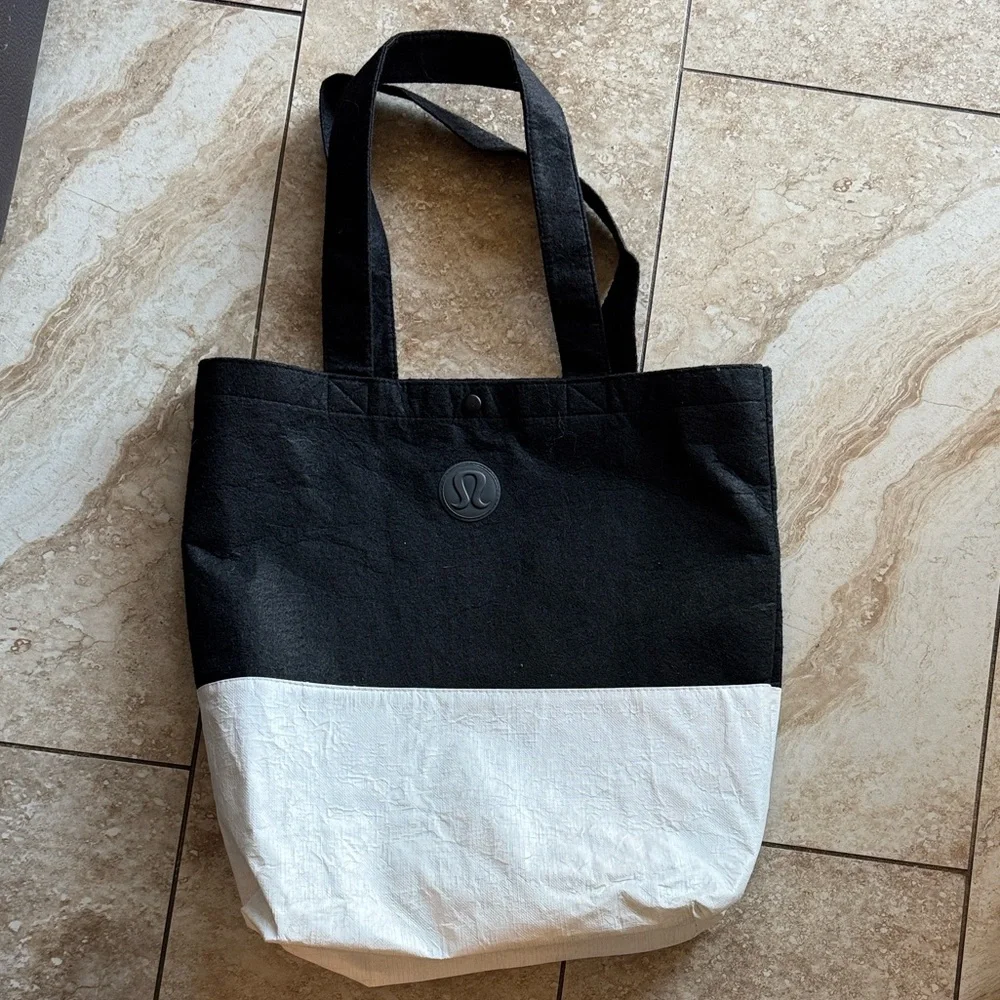 Large Lululemon Athletica Black and White‎ Shoulder Bag